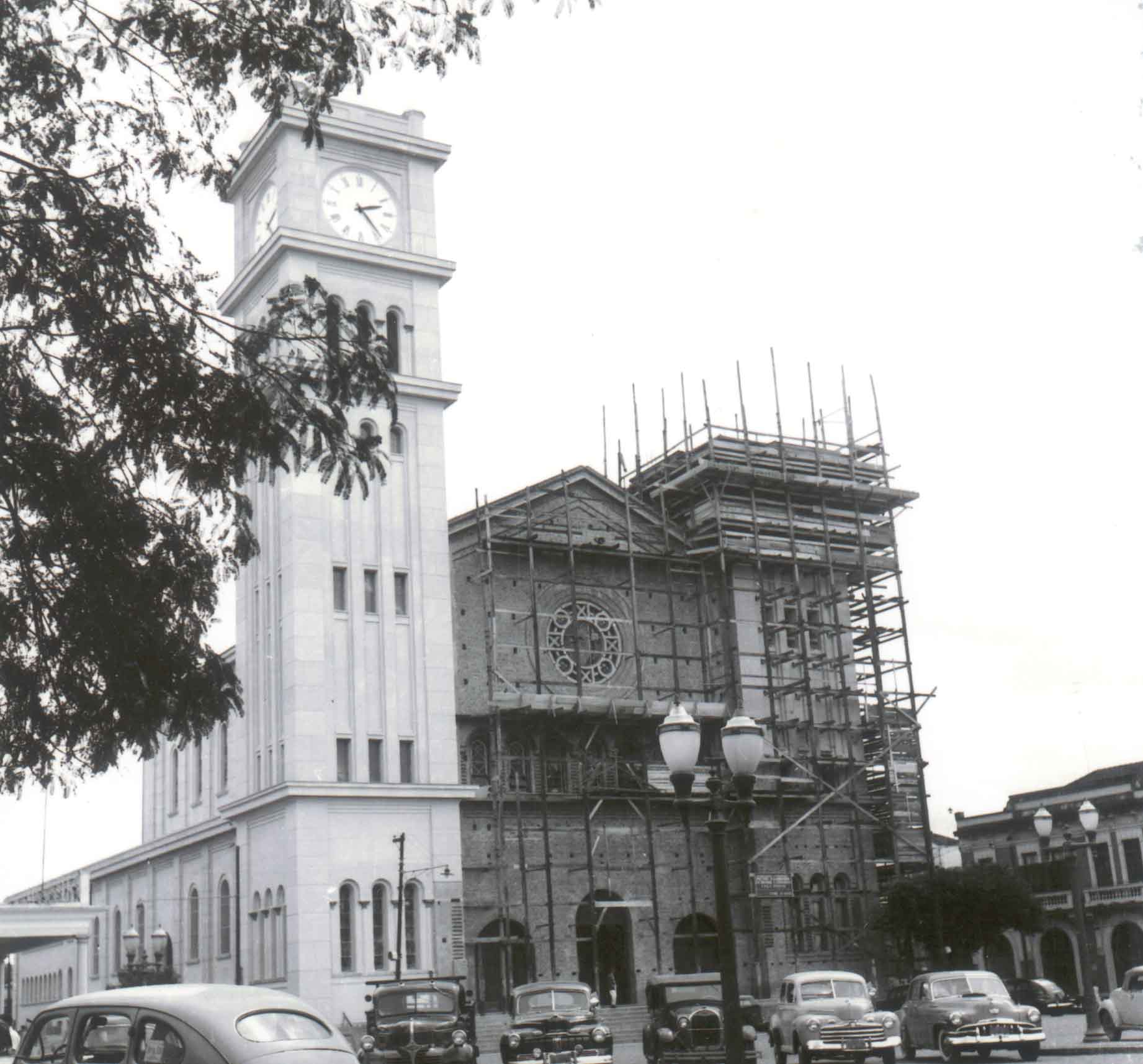 Em 1956, a construo da Catedral de Santo Antnio, em Piracicaba<a style='float:right;color:#ccc' href='https://www3.al.sp.gov.br/repositorio/noticia/03-2008/Piracicaba ima.jpg' target=_blank><i class='bi bi-zoom-in'></i> Clique para ver a imagem </a>